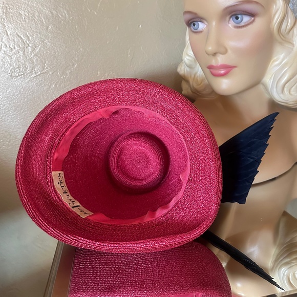 OUTSTANDING DESIGNER 1940s\' ROSE RED STRAW HAT WITH NAVY FEATHER \